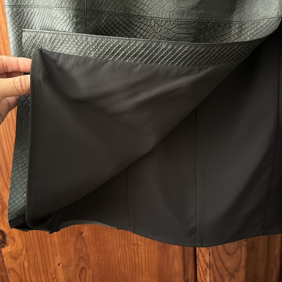 NWT ALICE & OLIVIA LAMBSKIN LEATHER MIDI LENGTH SKIRT. SIZE 10. - Picture 8 of 12